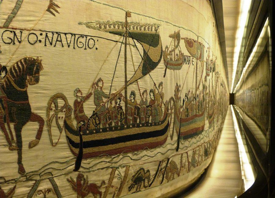Tapestry, der repræsenterer skibe og historiske figurer, der illustrerer en maritim begivenhed.