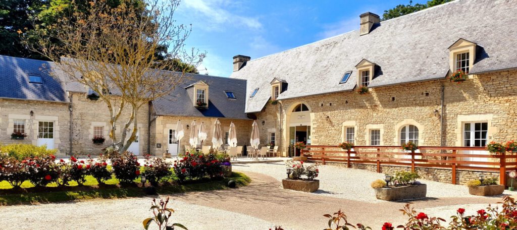 Stone Lodgings med have, terrasser og direkte adgang til stranden i Asnelles, Normandiet.