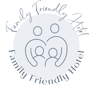 Logo af et familiehotel, der fremhæver en varm velkomst for familier.