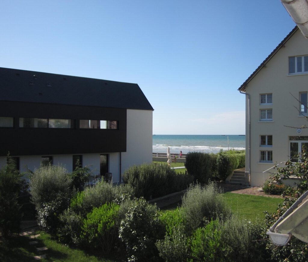 Udsigt til &quot;le cottage&quot; -noklinger med have, 50 meter fra stranden i Asnelles, Normandiet.