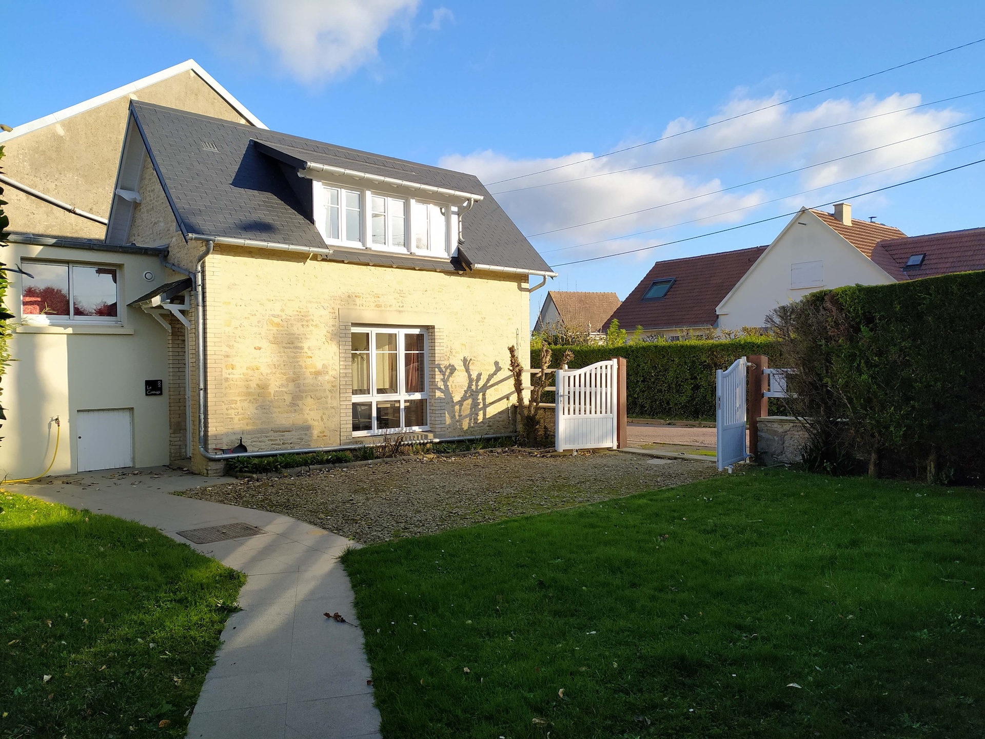 &quot;Le Cottage&quot; hus med have, 50 meter fra stranden i Asnelles, Normandiet.