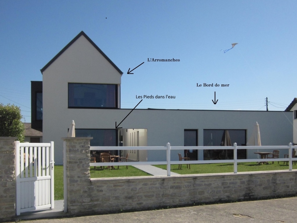 Moderne hus ved havet, med logi og lejligheder, i Asnelles, nær stranden og Arromanches.
